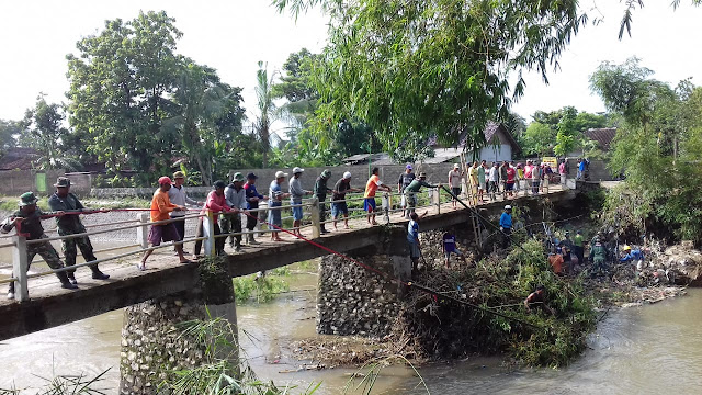 Bakti TNI Kodim Klaten Bergerak Bersama Relawan dan Masyarakat bersihkan sampah