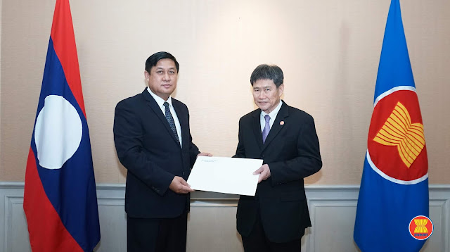 Dubes Asean Sharing Bisnis Global di Hadapan Mahasiswa Unair Dubes Asean Sharing Bisnis Global di Hadapan Mahasiswa Unair