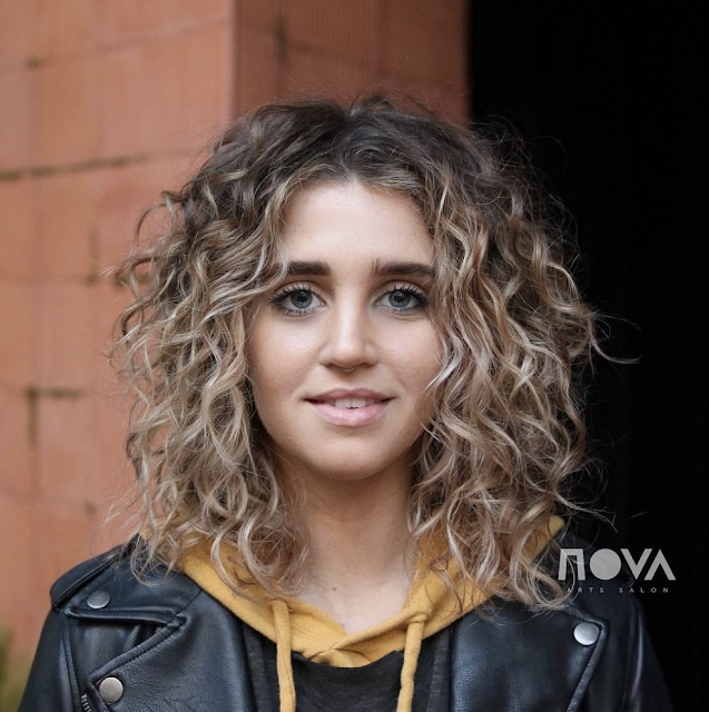 How To Style Naturally Curly Hair Latesthairstylepedia Com
