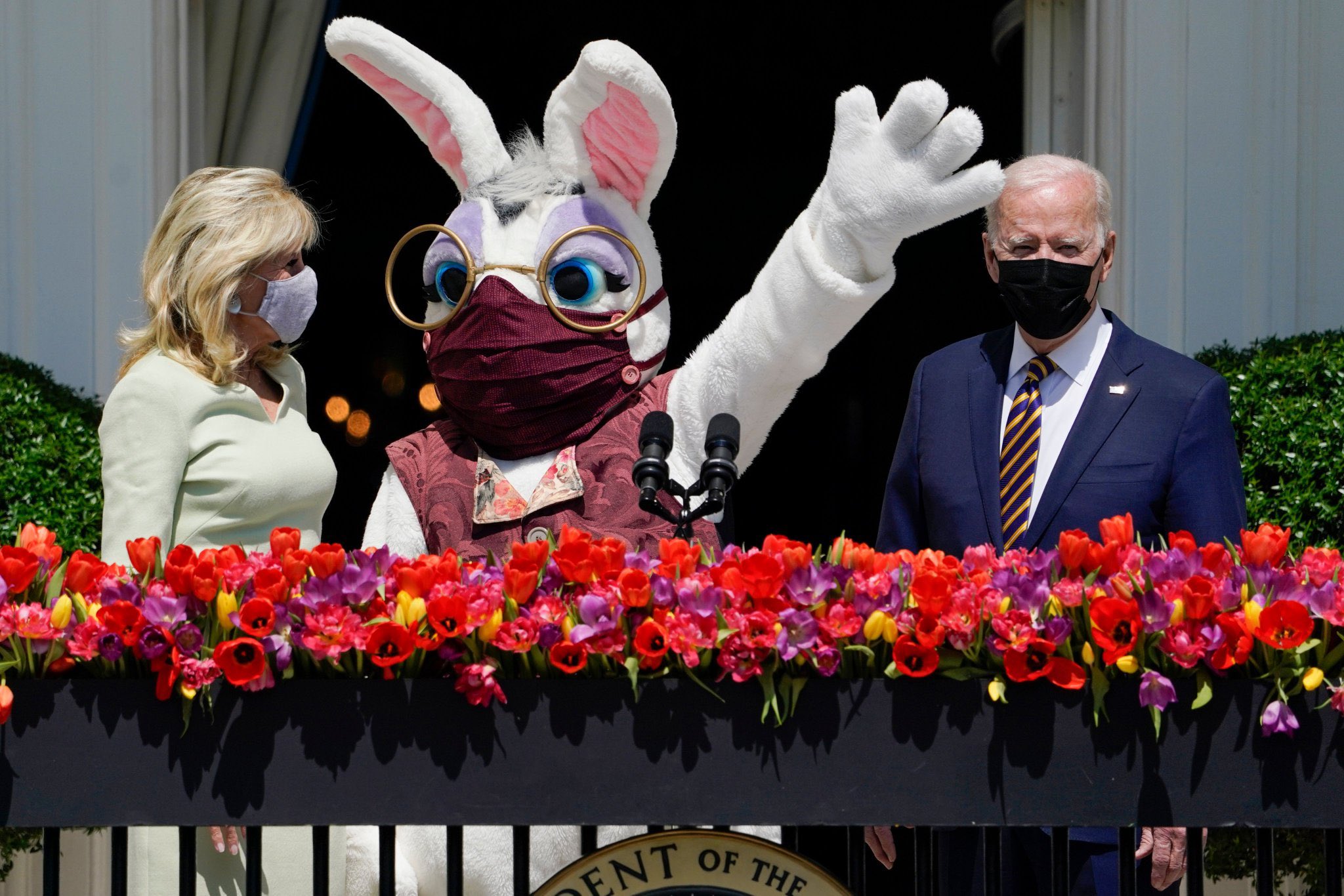 Байден пасха день трансгендеров. Пасхальный кролик белый дом Байден. АНТИИМПЕРИЯ. White House Easter Egg Roll.