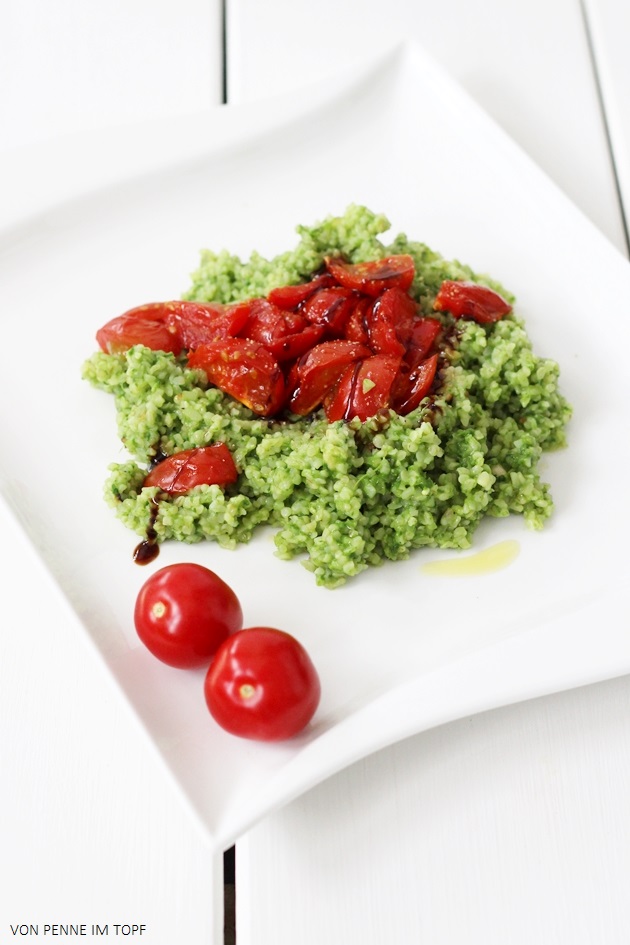 Penne im Topf: Bulgur mit Spinat-Pesto und geschmolzenen Kirschtomaten