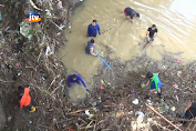 Relawan Dan BPBD Bersih-Bersih Sampah Di Sungai