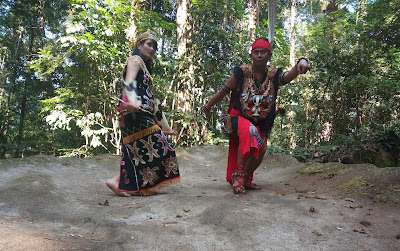Hatta dan Indah Gelar Tarian Ritual di Puncak Bukit Undau