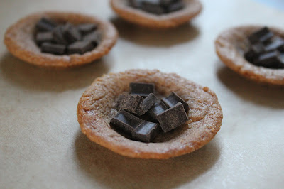 Making s'mores tartlets