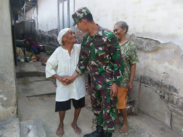Terima Kasih Mbah Tuminen (70) Kepada Satgas TMMD Reg 105