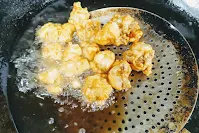 Deep frying lobster meat pieces for lobster hot garlic sauce