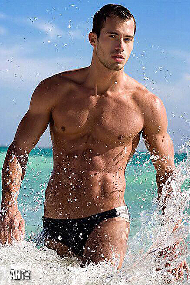 Мужчины фотомодели на пляже Мужчины фотомодели на пляже