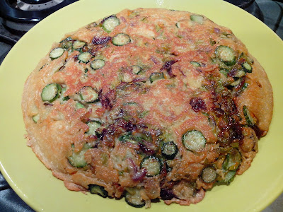 frittata con farina di ceci, zucchine e fiori