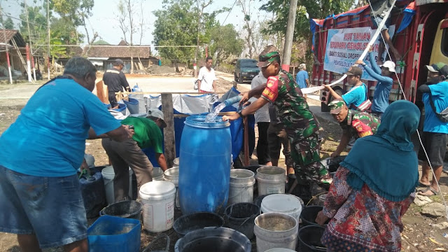 Ringankan Bencana Kekeringan Koramil Bersama Edupark Gemolong Distribusikan Air Bersih Ringankan Bencana Kekeringan Koramil Bersama Edupark Gemolong Distribusikan Air Bersih
