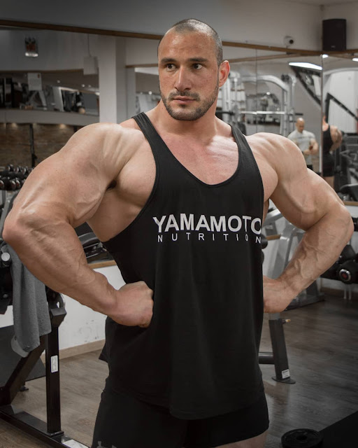 Игорь Костюнин IFBB Pro бодибилдер