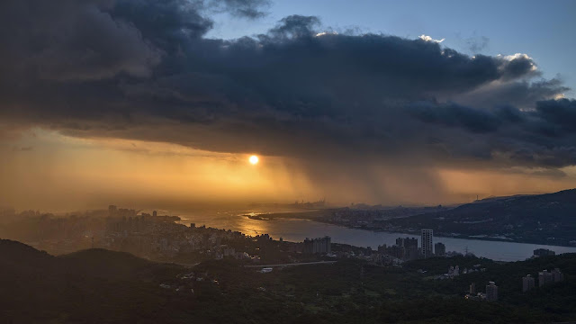 Wallpaper HD sunset and rain over the city