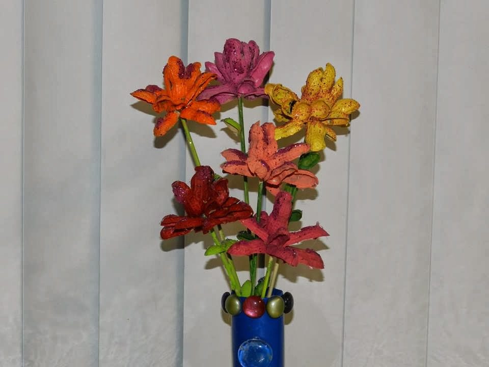 Creative DIY crafts: Groundnut shell flower vase!