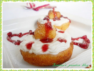 Papanasi cu smantana si  gem de rodie