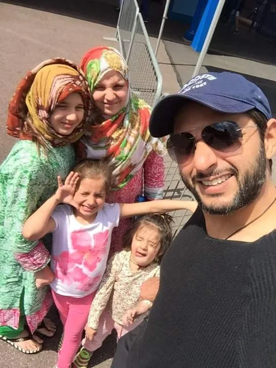Shahid Afridi with his lovely daughters