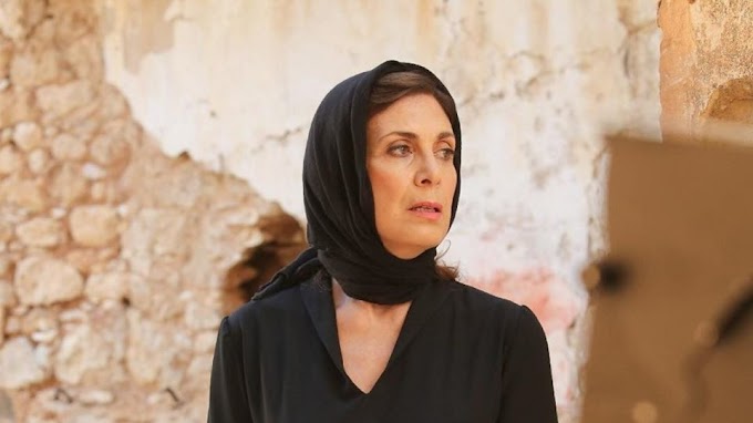 Η εμφάνιση της Διδασκάλου στην παραλία με διάφανο φόρεμα