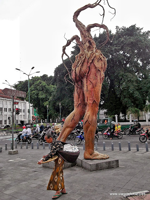 Cenas urbanas nas ruas de Yogya