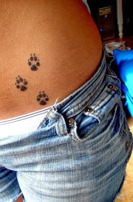 Tattoo de patas de cachorro feminina na virilha