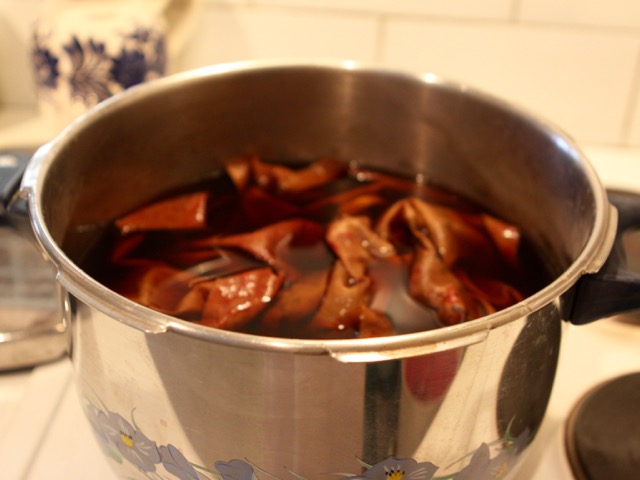 Fabric dyeing in hot tea