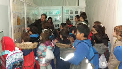 Alumnos del colegio Virgen de Alba de Quirós visitando la exposición de Grucomi en el Museo Etnográfico
