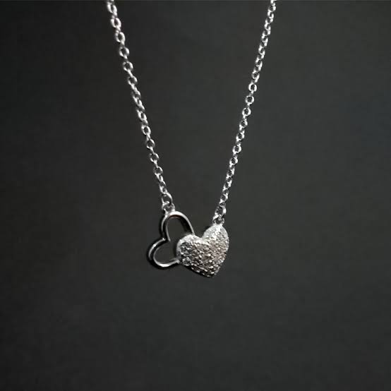 قلادة مرصعة بالفصوص قلادة مرصعة بالفصوص