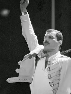 Freddie Mercury Se Entrega à Polícia Federal