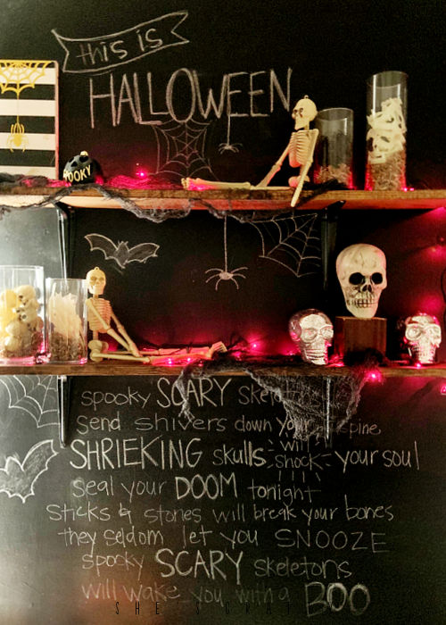 Halloween shelfie - Halloween décor on shelves