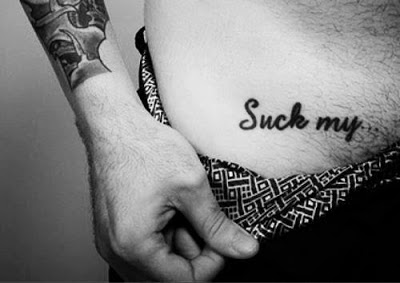 Tatuaje de humor en la pelvis suck my