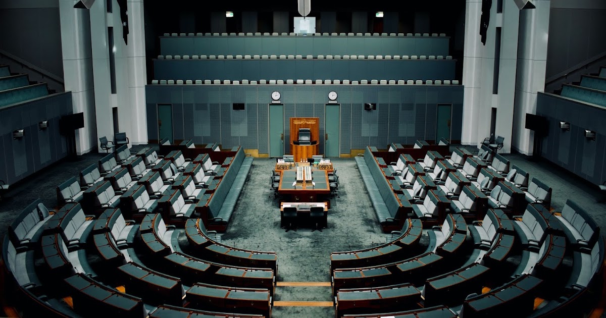 "Friend at court" nghĩa là gì?
