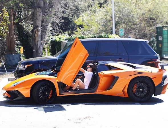 Kylie Jenner presume su nuevo carro de más de 800 mil dólares
