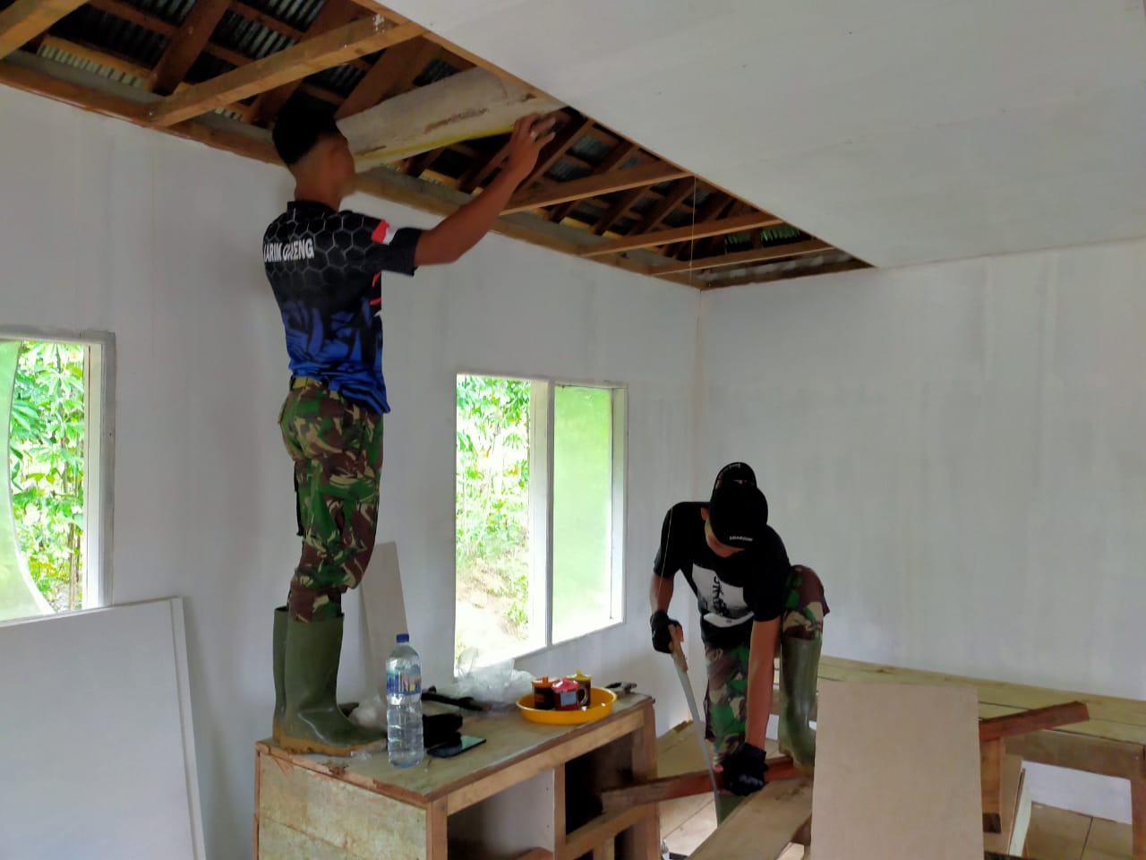 Melanjutkan Pemasangan Plafon Mushola Oleh Satgas Tmmd 108 Kutai Timur Dan Masyarakat