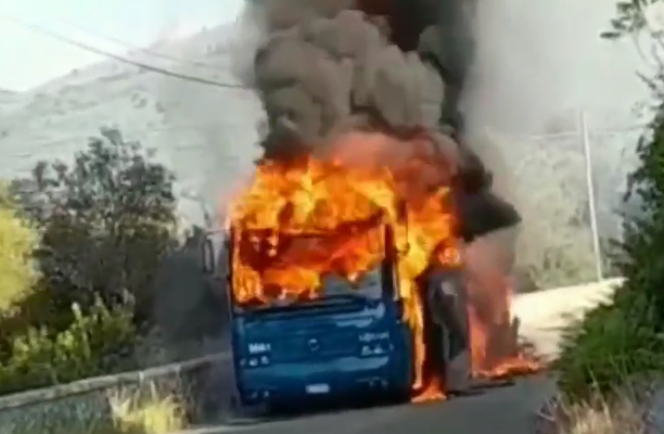 In fiamme un autobus di Cotral