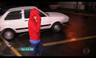 Meino de 11 anos ao sair da DHPP em São Paulo - Reprodução TV Globo