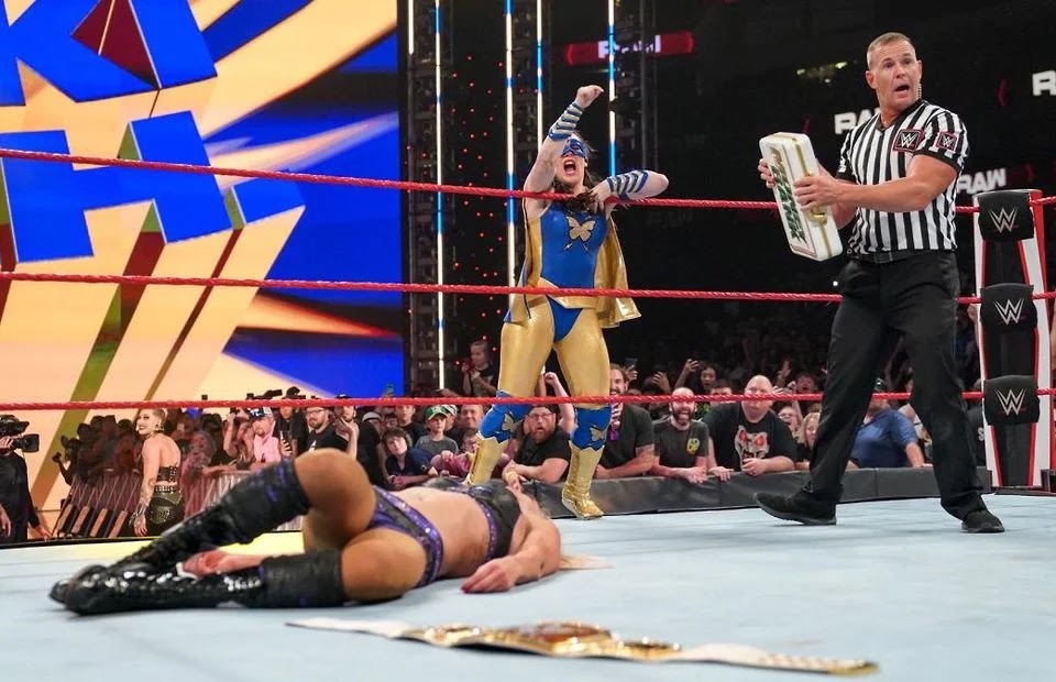 Nikki A.S.H. canjea el maletín y arrebata a Charlotte el título femenino de RAW - Historia Deportiva