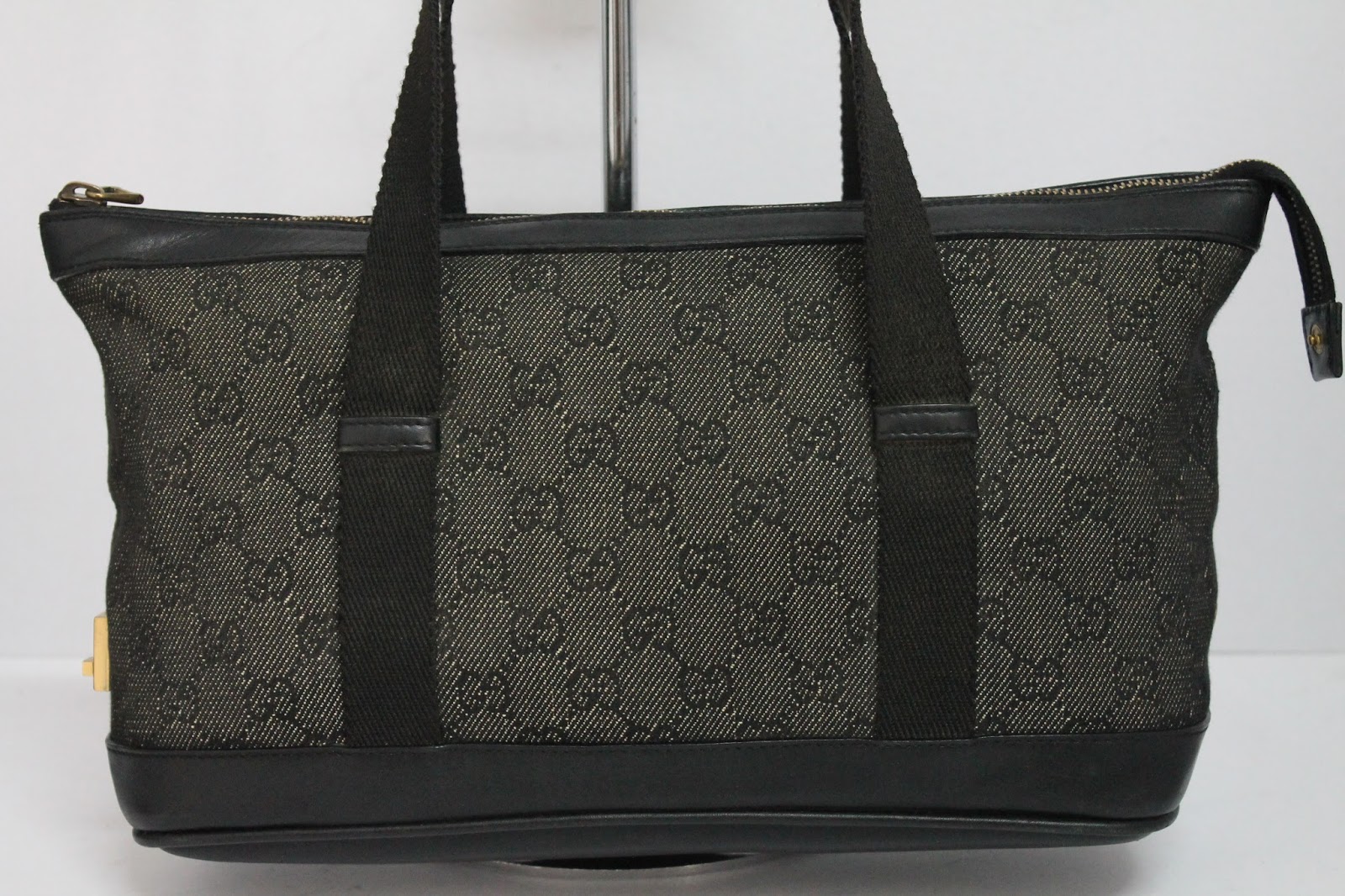BUNDLEBARANGBAEK: GUCCI Monogram Hand Bag.