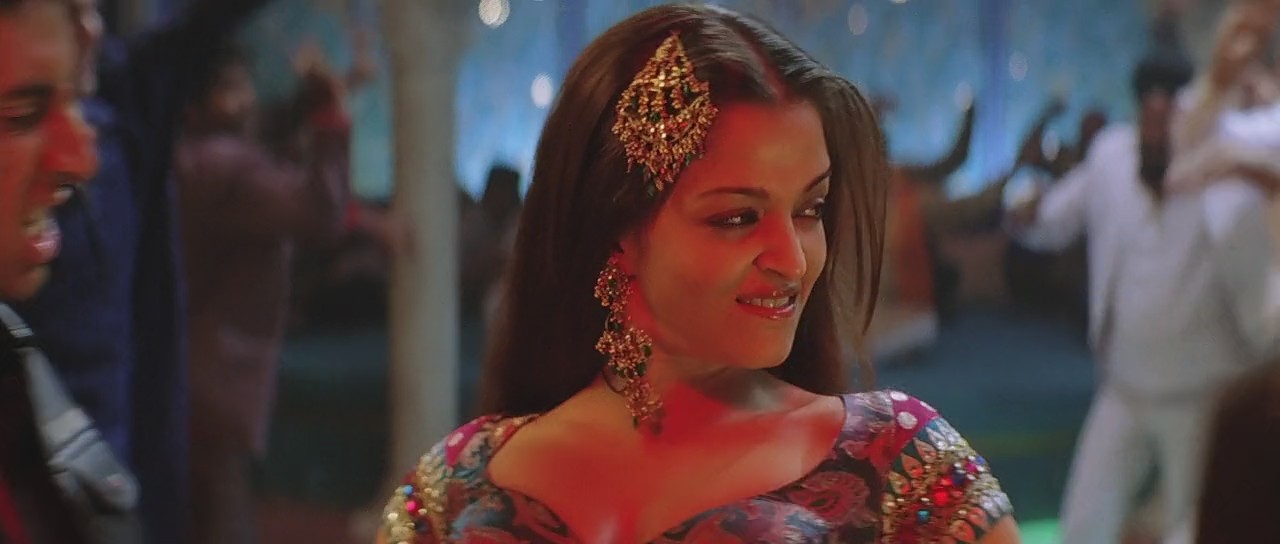 Aishwarya Rai lusty expression in kajra re song, Aishwarya Rai sexy expression in item song kajra re