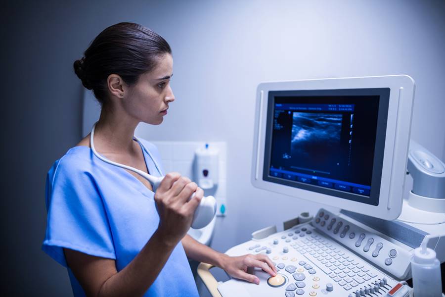 Ginecologa analizando una radiografia