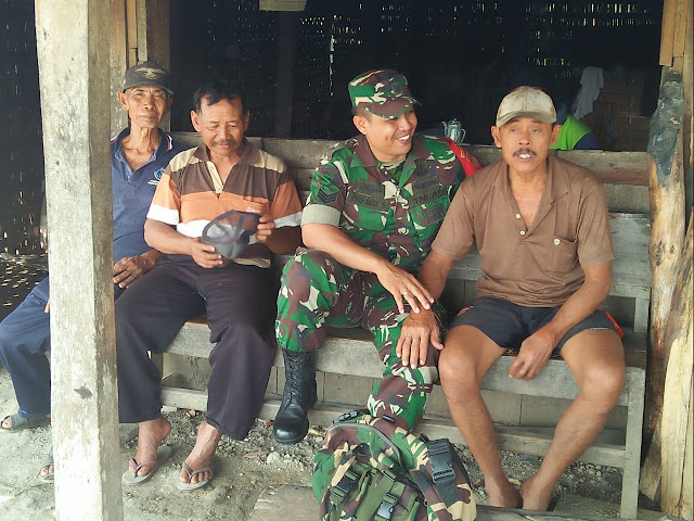 Babinsa Ds.Gentan Komsos Dengan Ketua RT 02