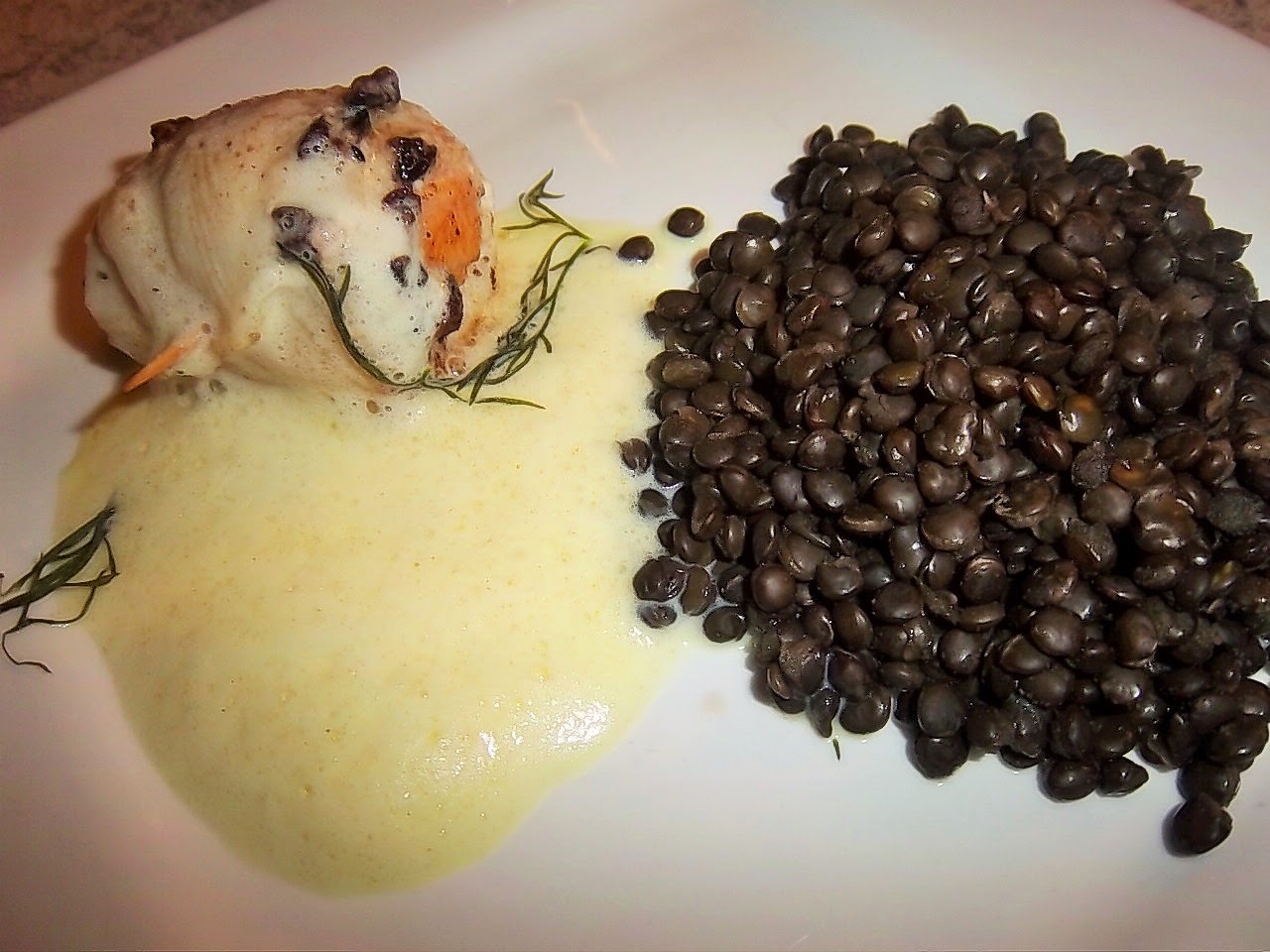 Fischrouladen mit Kakaobohnensplittern und Pimentschaum