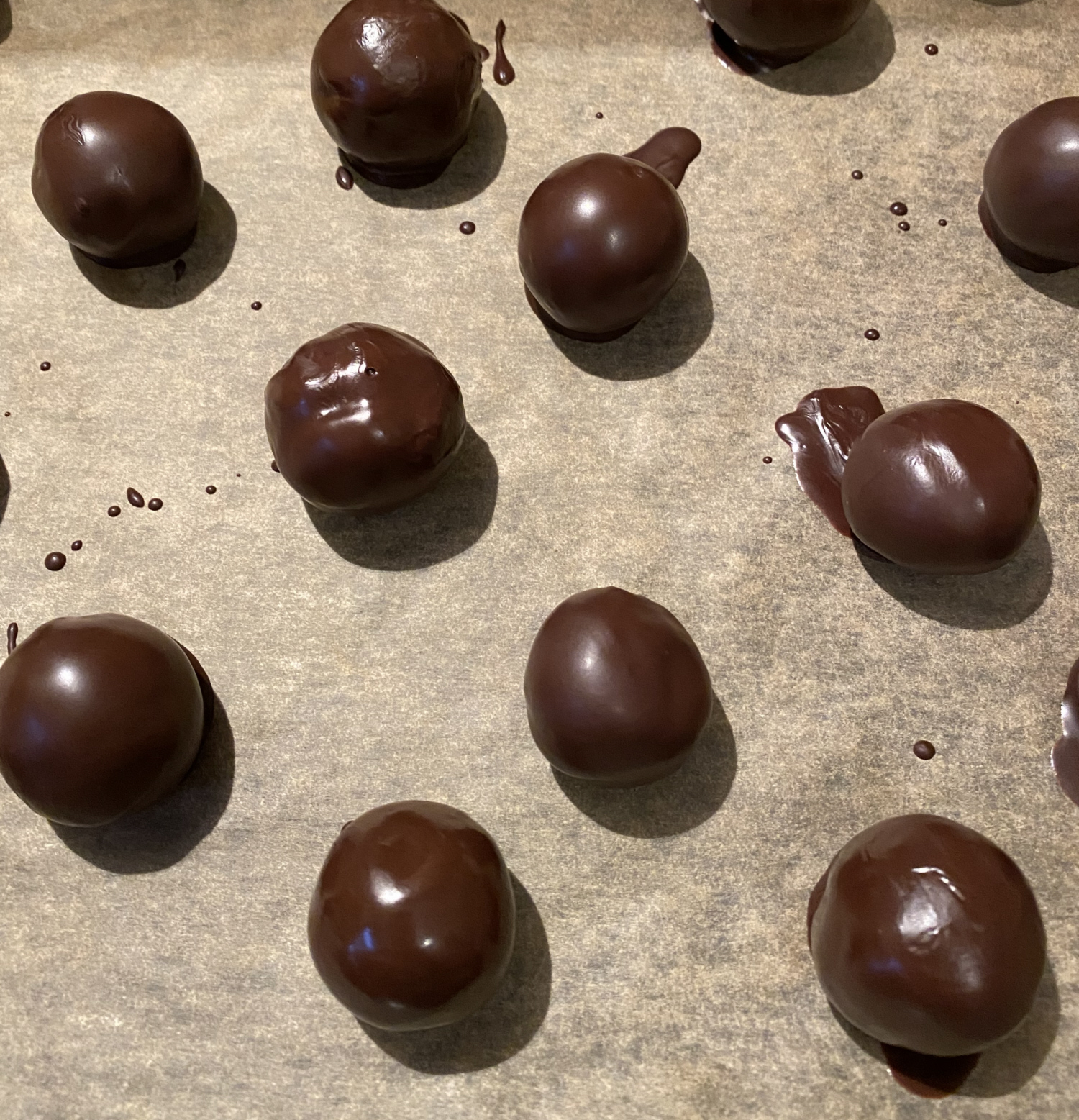 Selbstgemachte Schokoladen- Marzipanpralinen mit Nusskern | ♥ ...