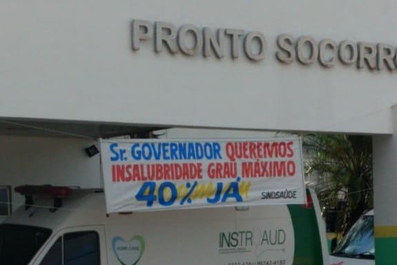 CRUZES NEGRAS – Reivindicando EPI´s e pagamento de insalubridade servidores do Hospital João Paulo II realizam protesto
