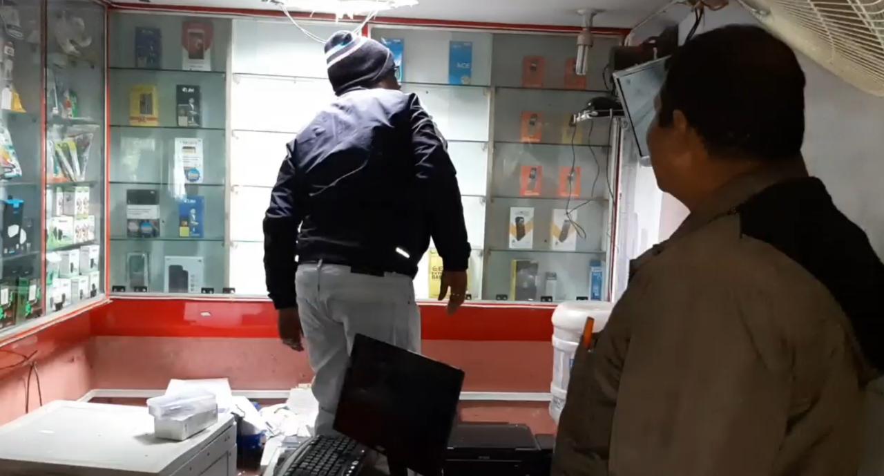 খড়গপুর শহরের মোবাইল দোকানে চুরি দেড় লক্ষাধিক টাকার মোবাইল, পাতাখোর দাপটে অতিষ্ঠ শহরবাসী 2 খড়গপুর শহরের মোবাইল দোকানে চুরি দেড় লক্ষাধিক টাকার মোবাইল, পাতাখোর দাপটে অতিষ্ঠ শহরবাসী