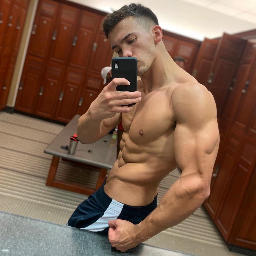 young-sexy-alpha-straight-bro-ripped-sixpack-abs-pecs-massive-biceps-triceps-locker-room-selfie-hunk