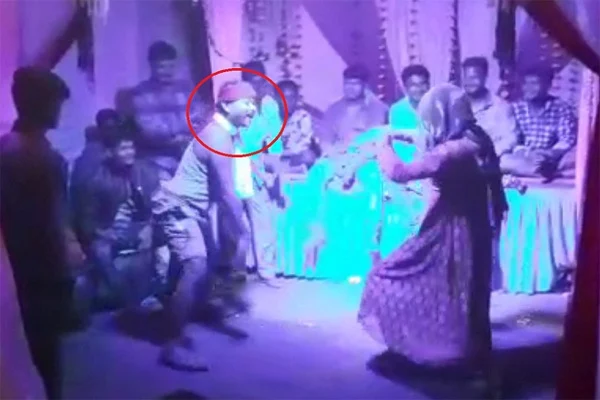 'Nagin' Dance Turns Fatal, Man Dies after Tumbling to Floor at Ganesh Immersion in Madhya Pradesh, Bhoppal, News, Local-News, Dead, Dance, Police, hospital, Injured, National, Video