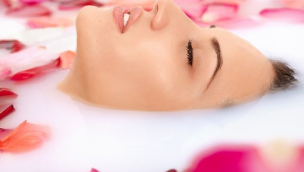 Δείτε πόσα μπορεί να προσφέρει το γάλα στο δέρμα σας  