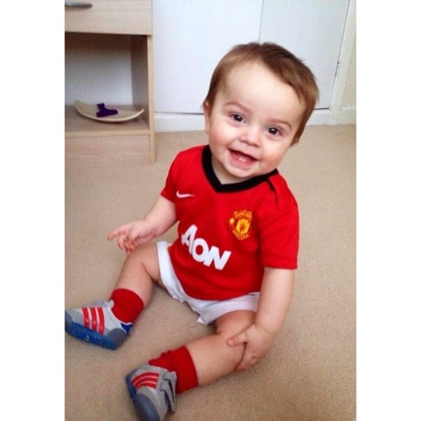 Koleksi Foto Bayi Lucu Pakai Kostum Sepak Bola Manchester United