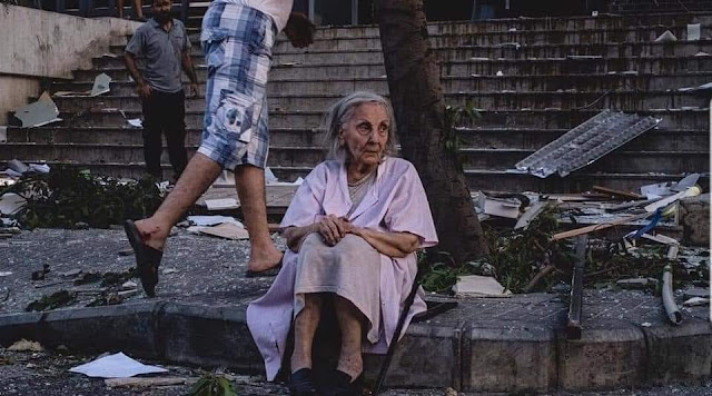 صورة انتشرت لسيدة مسنة على حافة الطريق