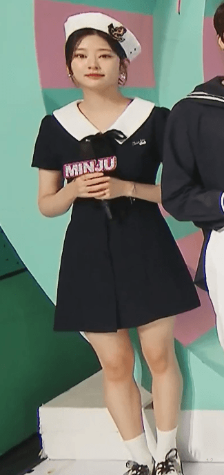 아이즈원> 마린룩 입은 음악중심 MC 김민주