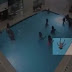 Criança se afoga por 4 minutos em piscina lotada sem ninguém perceber