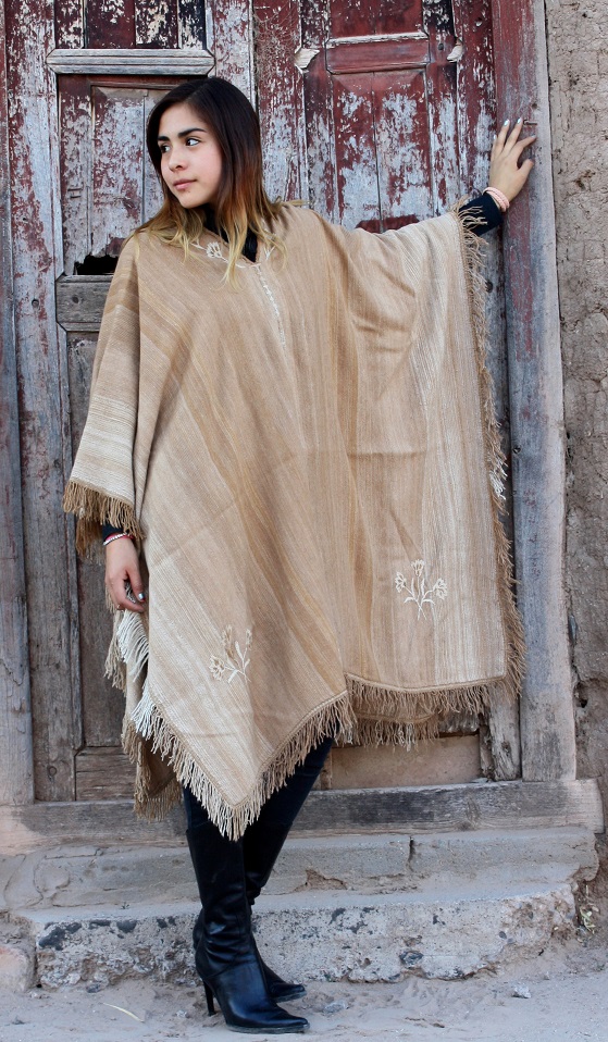 Poncho de Vicuña Nº V106 hilado mediano, Bordado "Familia Avar Saracho"- solo por pedido