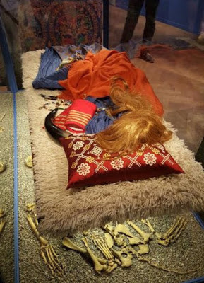 Όχι, στις νεκρικές ενδυμασίες των Βίκινγκς δεν είναι κεντημένη η λέξη «Αλλάχ»  